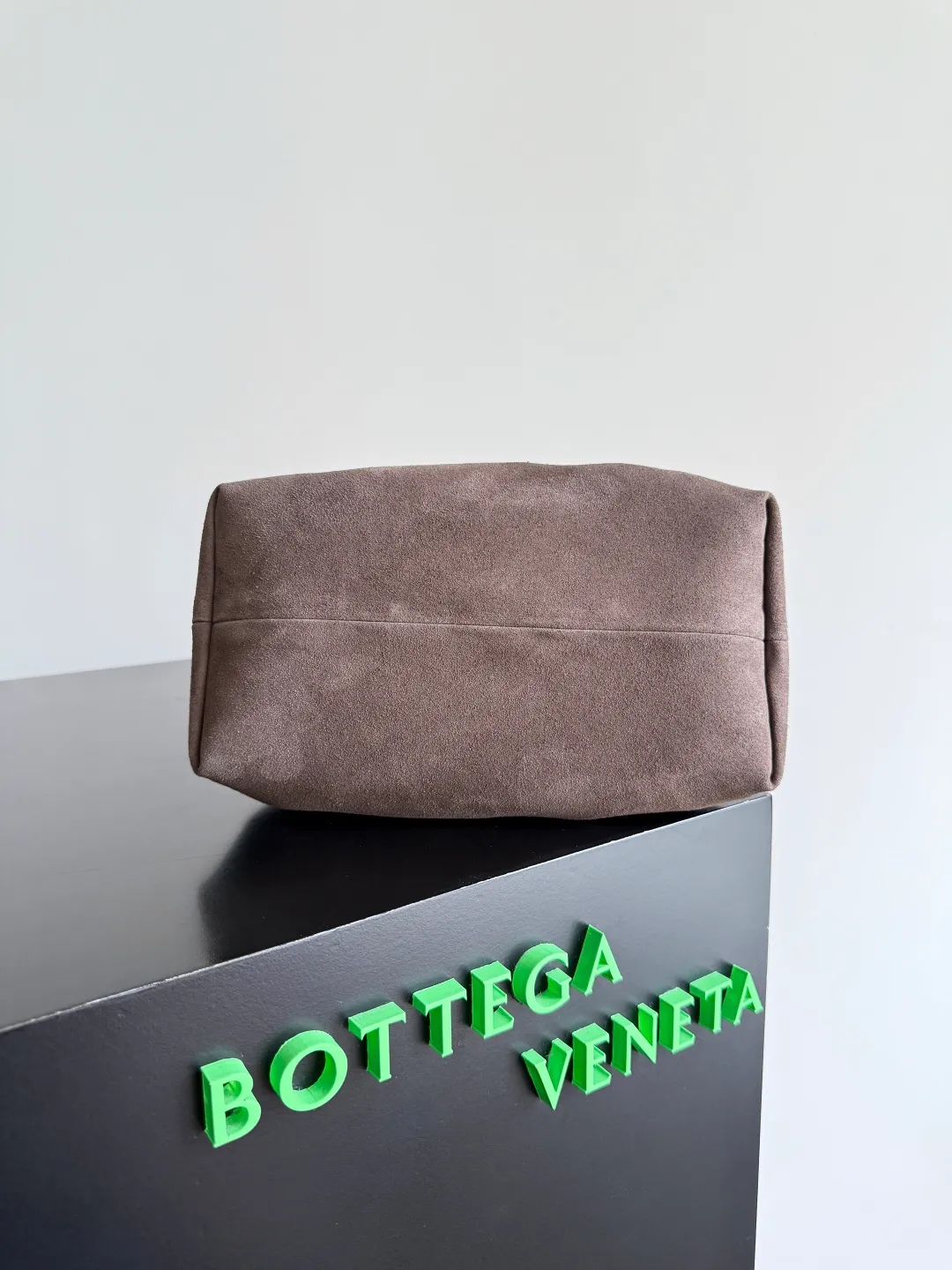 Batch 1660 BOTTEGA VENETA 2025 new product pinacoteca has super soft leather, and the weaving function, practicality and relaxed fashion sense have not fallen behind❤️‍🔥Amway has given sisters a must-have bag when going out. The size of the bag also accurately meets the commuting needs of urban beauties. It can accommodate mobile phones, keys, lipstick, powder, sunscreen, shopping bags...all of it! ! ! 🔥The capacity should not be underestimated~ It does not choose people, clothes, or occasions. With its majestic curved outline, exquisite woven texture, delicate edges and rounded handles, this woven vegetable basket bag truly achieves the goal of "dressing up and being fashionable without getting in the way"~ Are you interested in Jimei? Style number: 819004 Size: 24*15*12cm